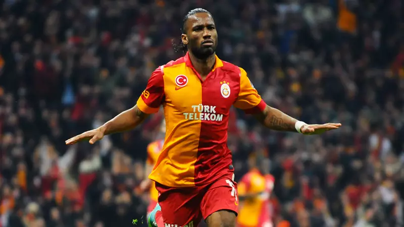 Üniversitet məzunu olan futbolçular və baş məşqçilər - SİYAHI