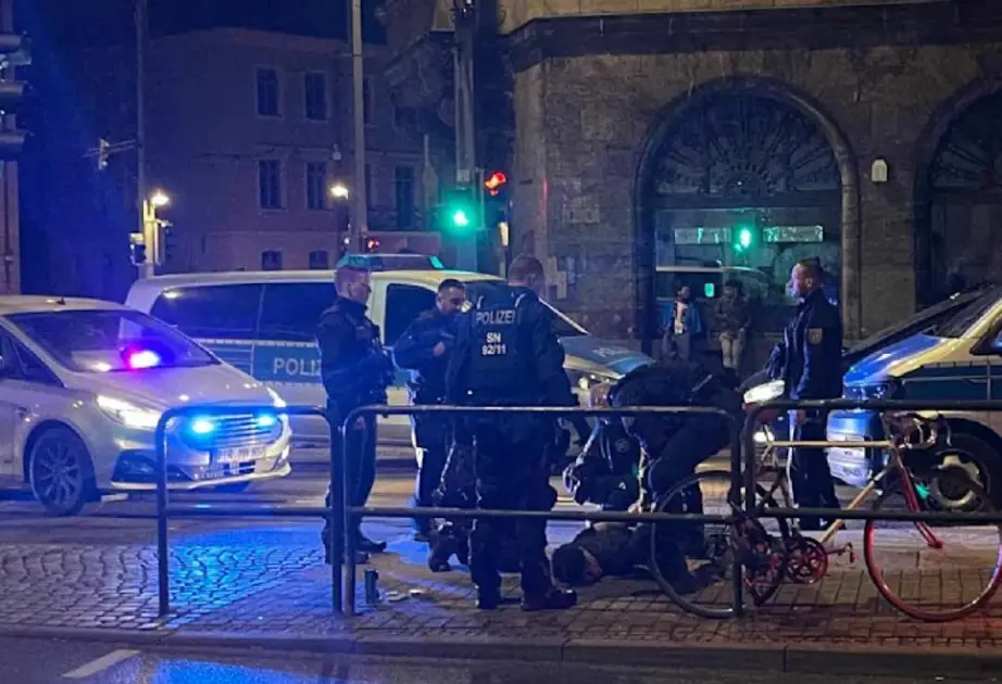 Drezdendə tramvayda bıçaqlı hücum nəticəsində ABŞ vətəndaşı ağır xəsarət alıb