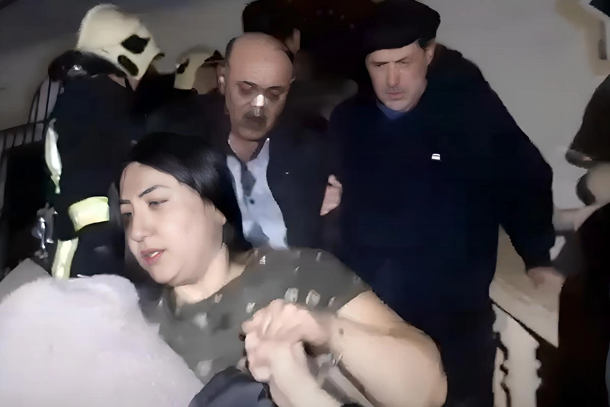 Keşlədə yaşayış evində yanğın olub, 2 nəfər xilas edilib - VİDEO