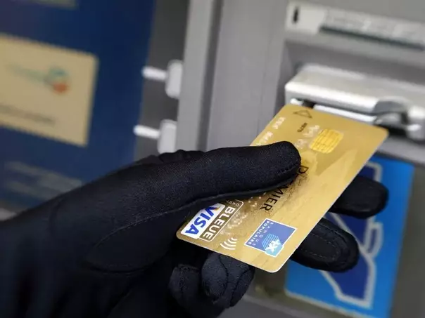 Bank kartından pul oğurlamaqda şübhəli bilinən şəxs saxlanılıb
