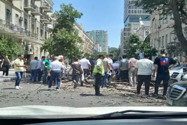 Bakıda ağac aşdı: 1 yaralı
