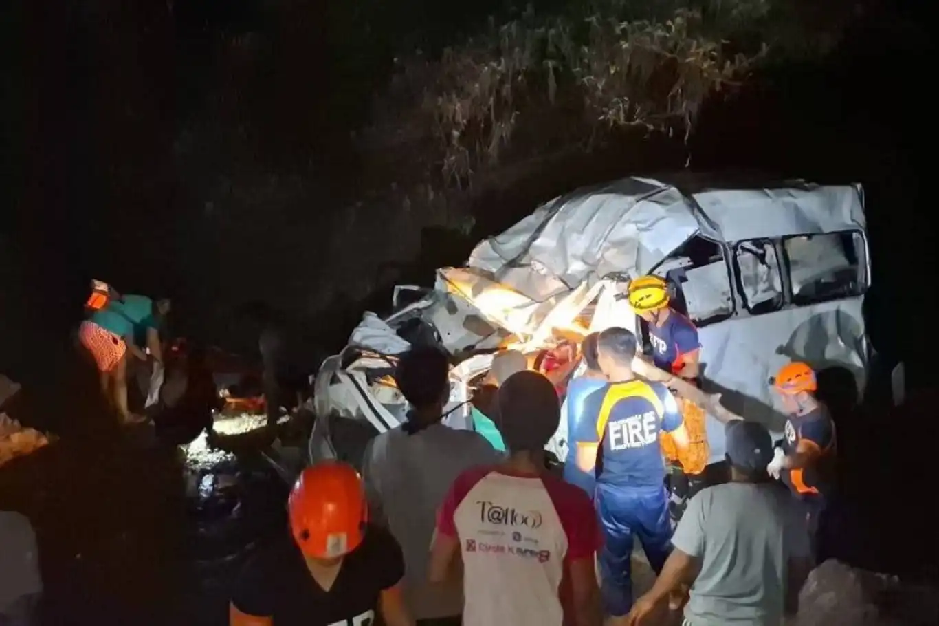 Filippində mikroavtobus aşıb, ölənlər var