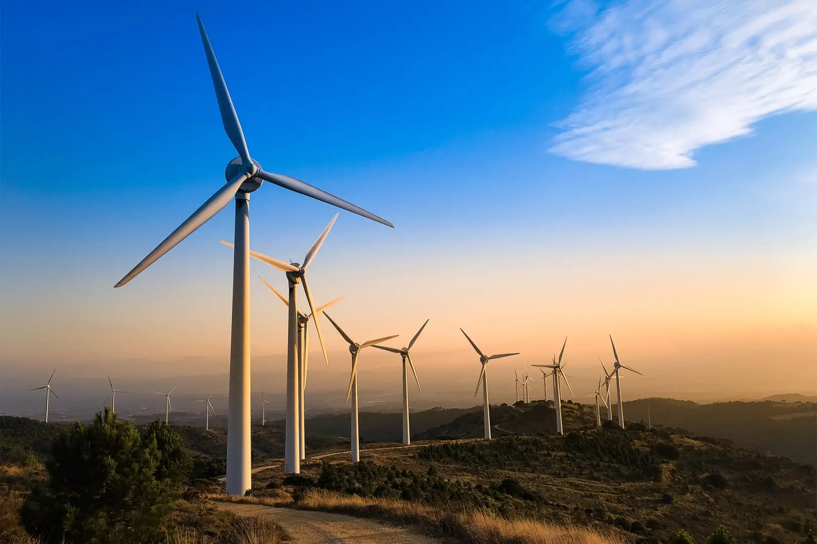 Azərbaycan yaxın 2 ildə 10 günəş və külək elektrik stansiyası istismara verə bilər