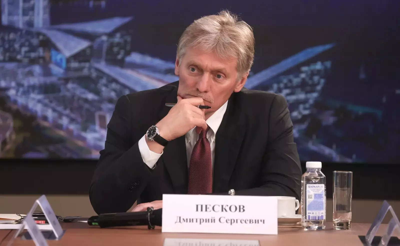 Peskov neft qiymətləri ilə bağlı vəziyyəti gərgin adlandırıb
