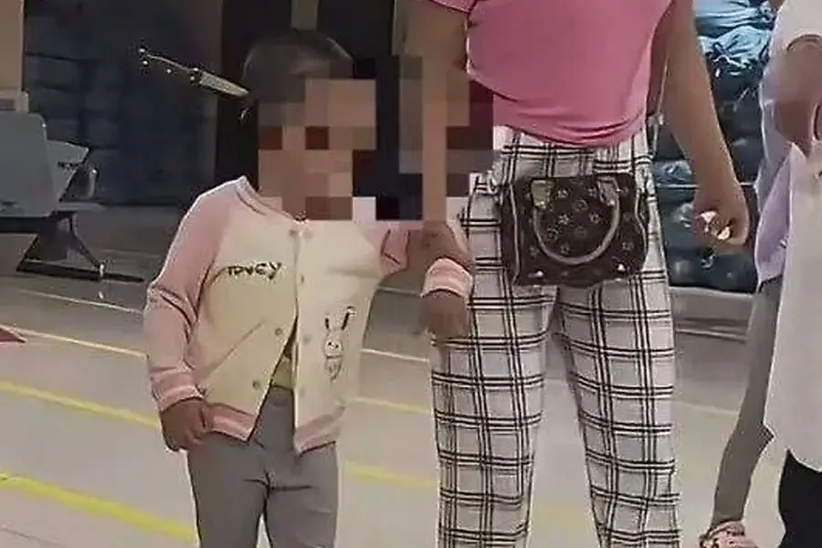 Başına bıçaq girən üç yaşlı qız xilas edildi