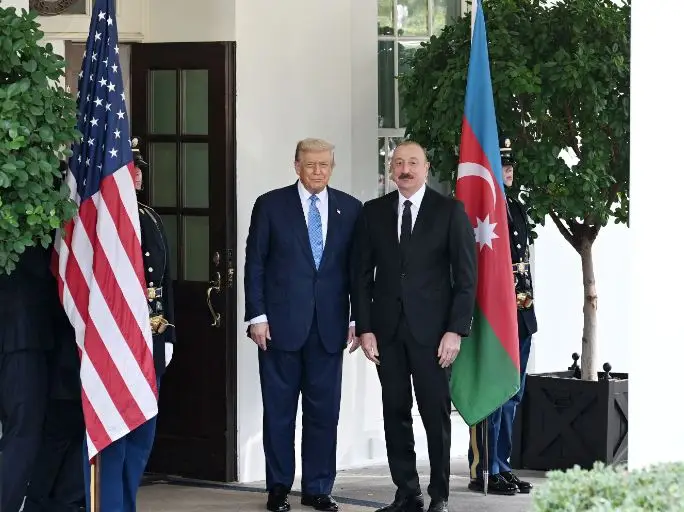 Prezidentin “X”dəki hesabında Trampla görüşündən fotolar paylaşılıb