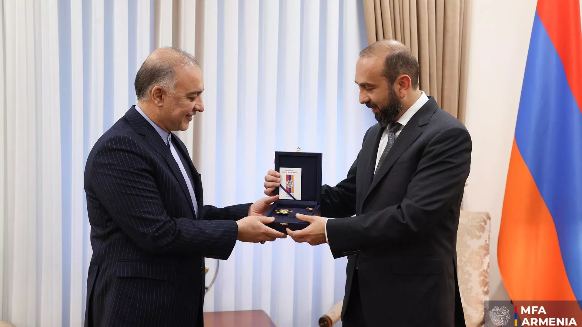 İrəvan İran səfirini "Dostluq" ordeni ilə təltif etdi