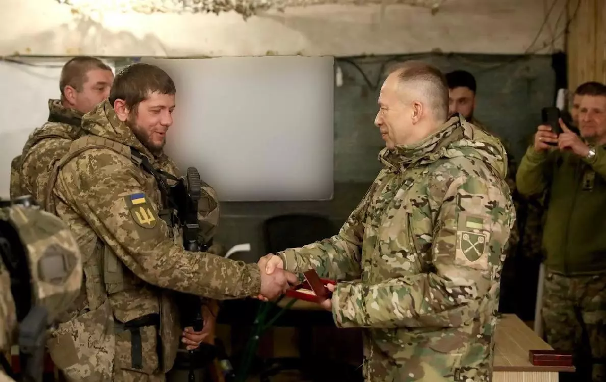 Ukrayna ordusunun baş komandanı Kursk istiqamətinə səfər edib - FOTO