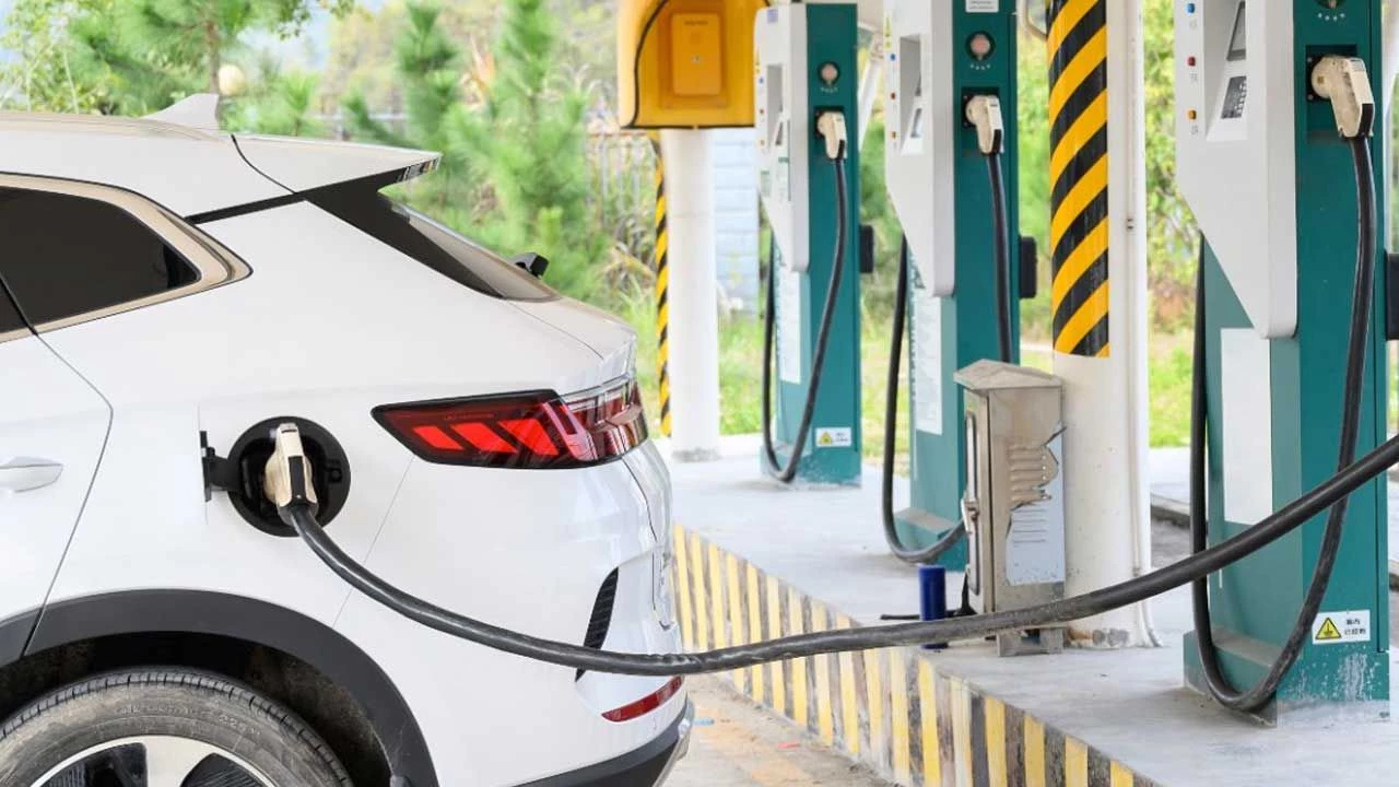 İdarə rəisi elektrik və hibrid mühərrikli avtomobillərə vergi güzəştinin ləğvinin səbəblərini açıqlayıb
