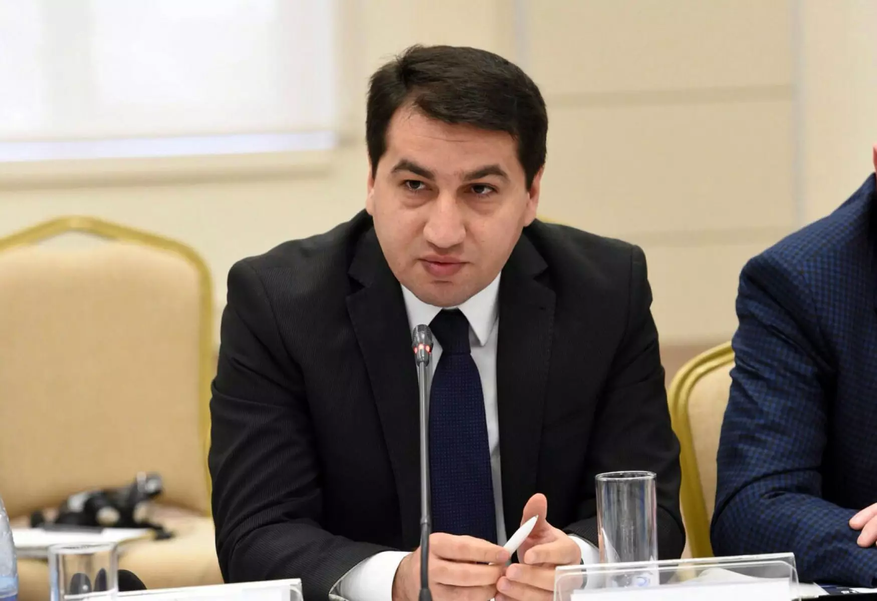 Hikmət Hacıyev: Ermənistanın silahlanmasının arxasında duran əsas qüvvələrdən biri Fransadır