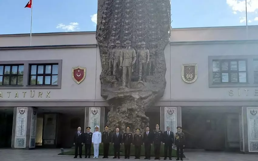 Müdafiə naziri Türkiyənin Quru Qoşunları məktəbinin buraxılış mərasimində iştirak edir