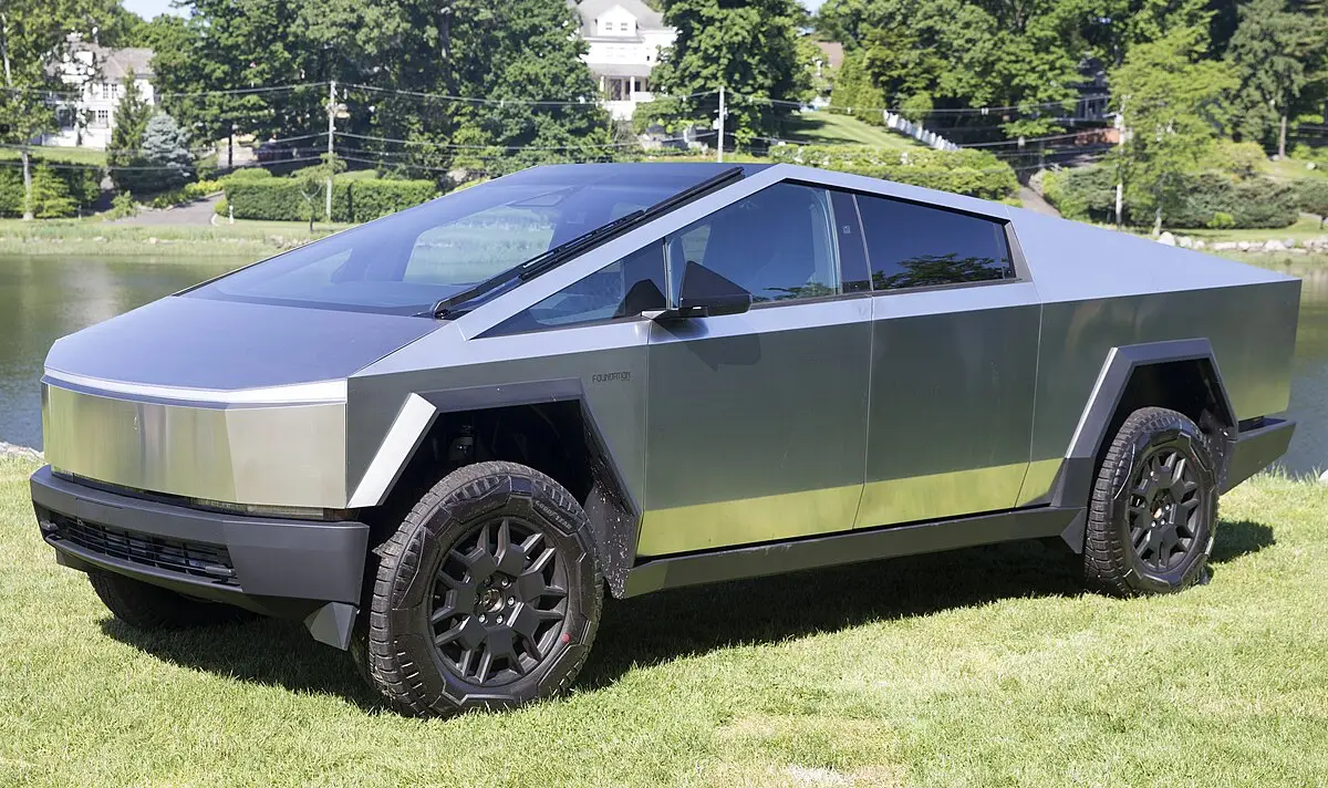 "Tesla"nın "Cybertruck" rəhbəri səkkiz ildən sonra şirkətdən ayrıldı