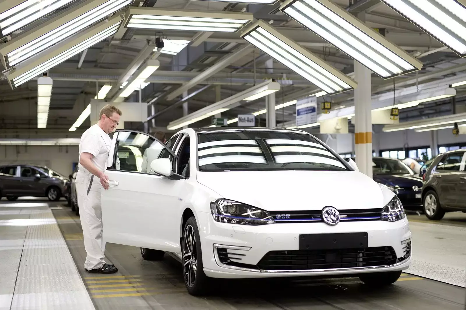 20 min işçi "Volkswagen"i tərk edir