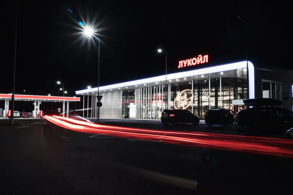 "Lukoil" beynəlxalq aktivlərini satır: şirkət bir neçə alıcı ilə danışıqları yekunlaşdırır