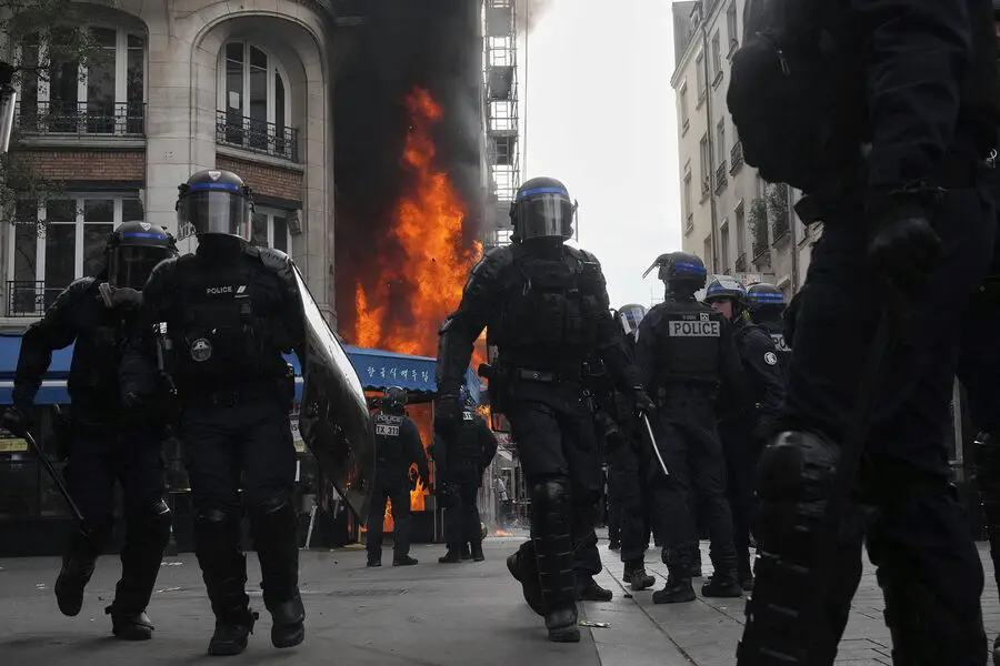 Parisdə polis restoranı qumbara ilə yandırıbmış - VİDEO