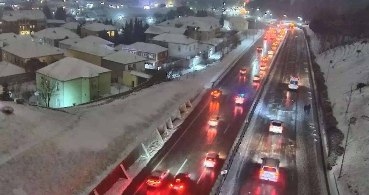 Bakının bəzi küçə və prospektlərində nəqliyyatın hərəkəti çətinləşib - FOTO
