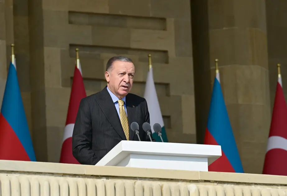 Ərdoğan Bakıda keçirilən hərbi paradda Məmməd Arazın şeirini səsləndirib