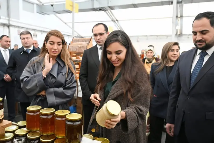 Leyla Əliyeva və Arzu Əliyeva arıçılıq məhsullarının sərgi-satış yarmarkasını ziyarət ediblər - FOTO