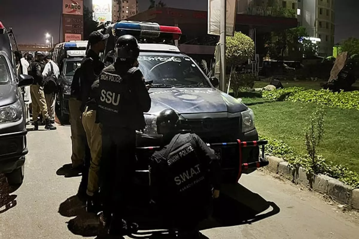 Pakistan polisi İmran Xanın evini mühasirəyə alıb