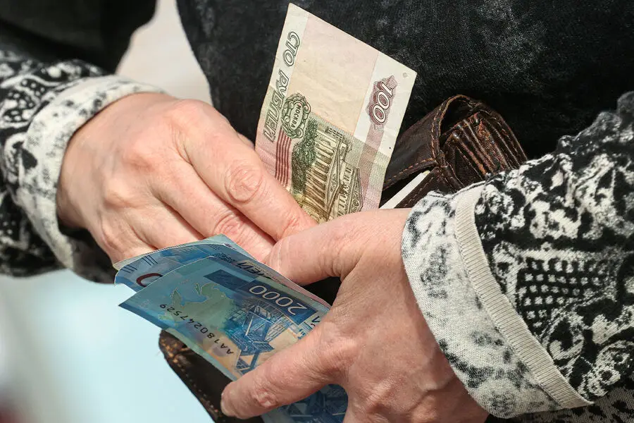 90 yaşlı təqaüdçü fırıldaqçılara 1,3 milyon verib