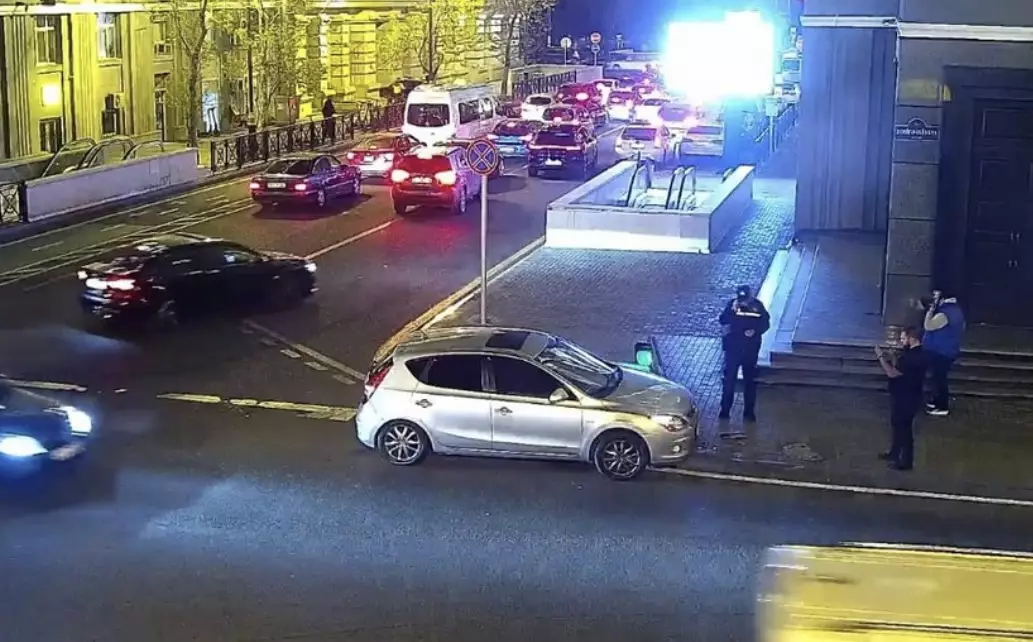 Bakıda yol qəzası zamanı işıqfor dirəyi yararsız vəziyyətə düşüb