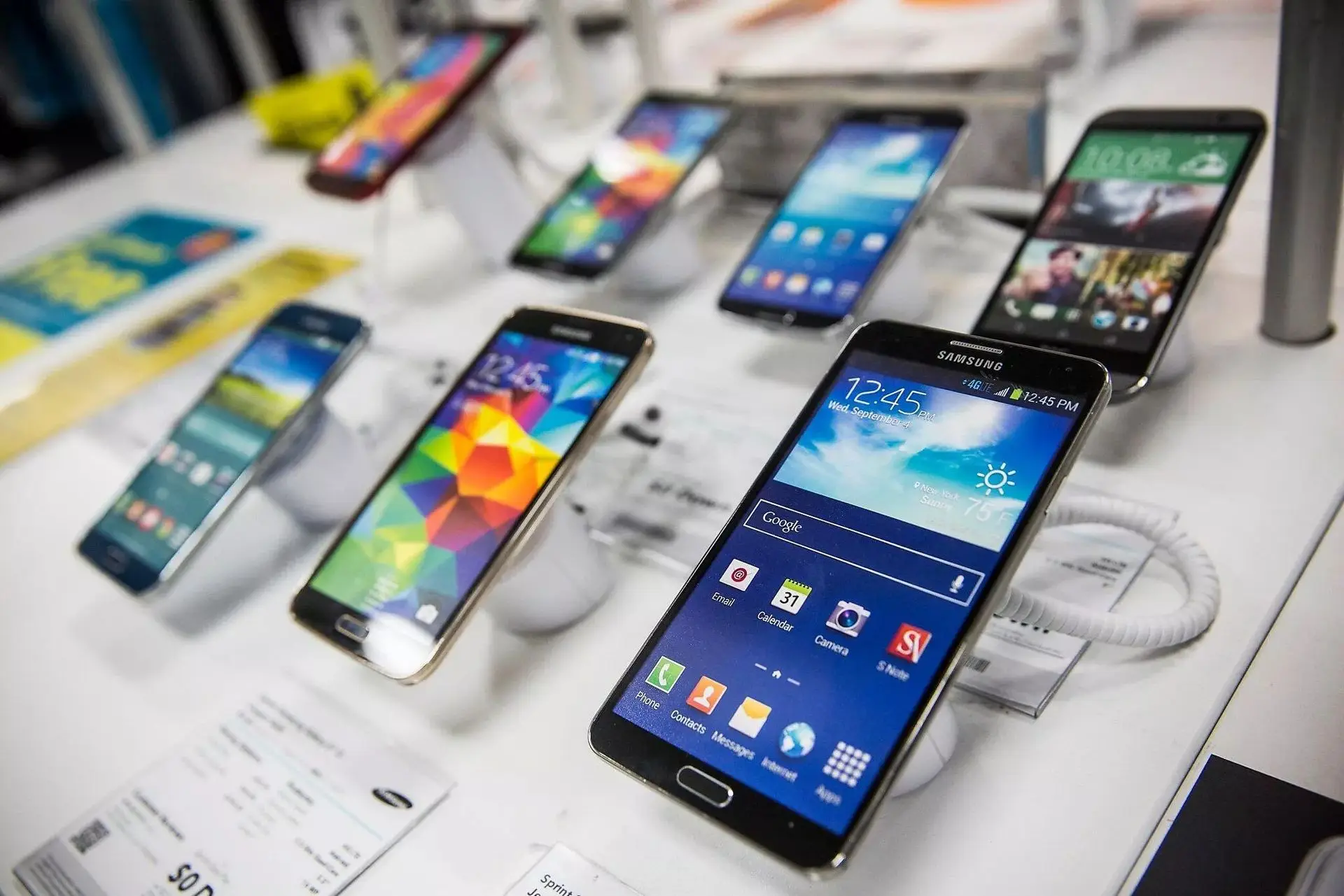 Mobil telefonların bahalaşmasını şərtləndirən amillər - VİDEO