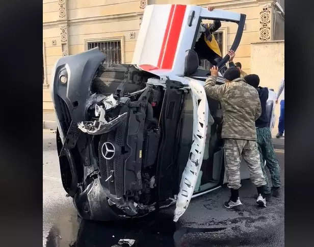 Bakıda təcili yardım avtomobili qəzaya uğradı - VİDEO