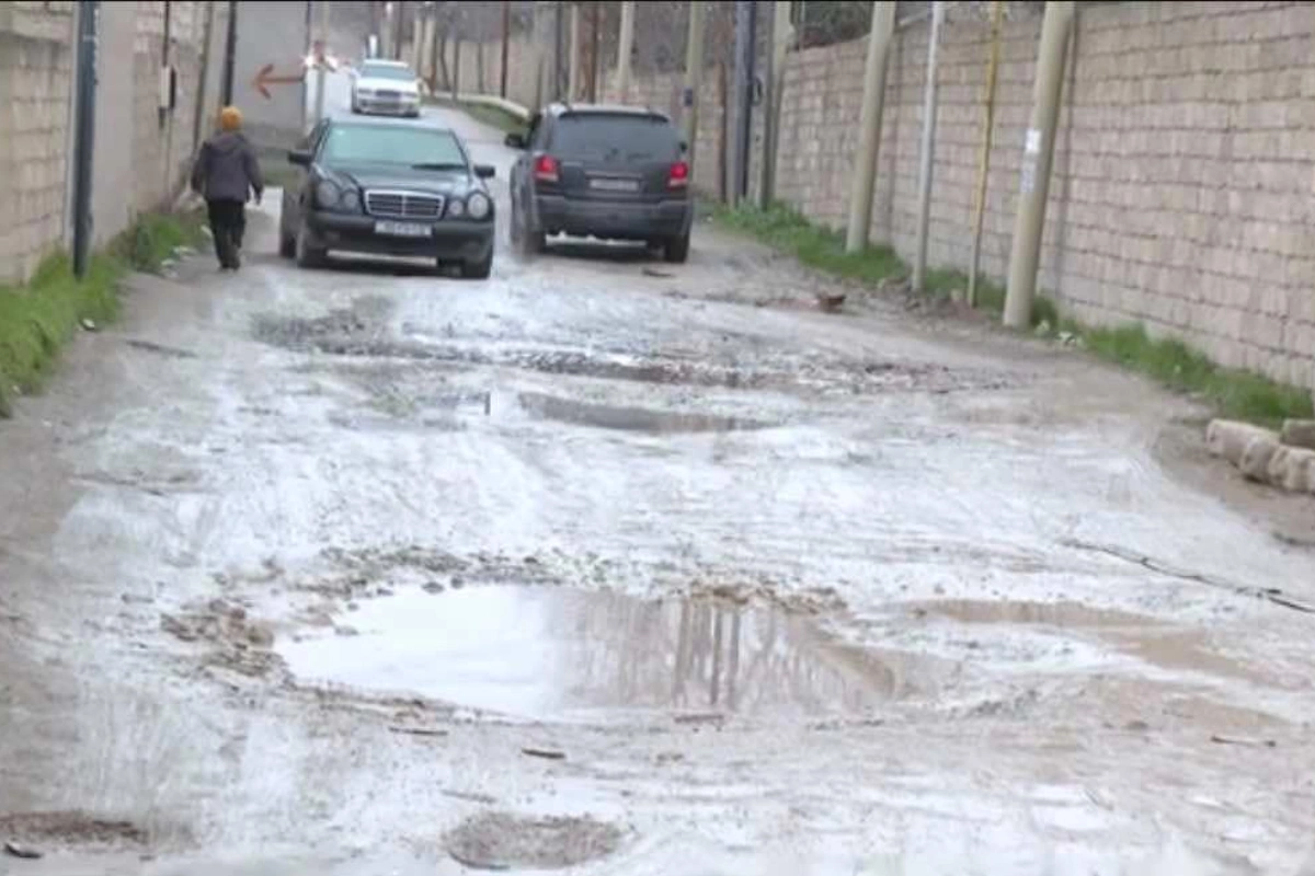 Bərbad vəziyyətdə olduğu üçün avtobusun işləmədiyi yol - VİDEO