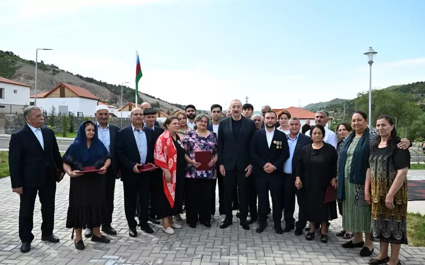 İlham Əliyev Laçının Bəylik kəndinə köçən sakinlərlə görüşüb, onlara evlərin açarlarını təqdim edib  -  YENİLƏNİB