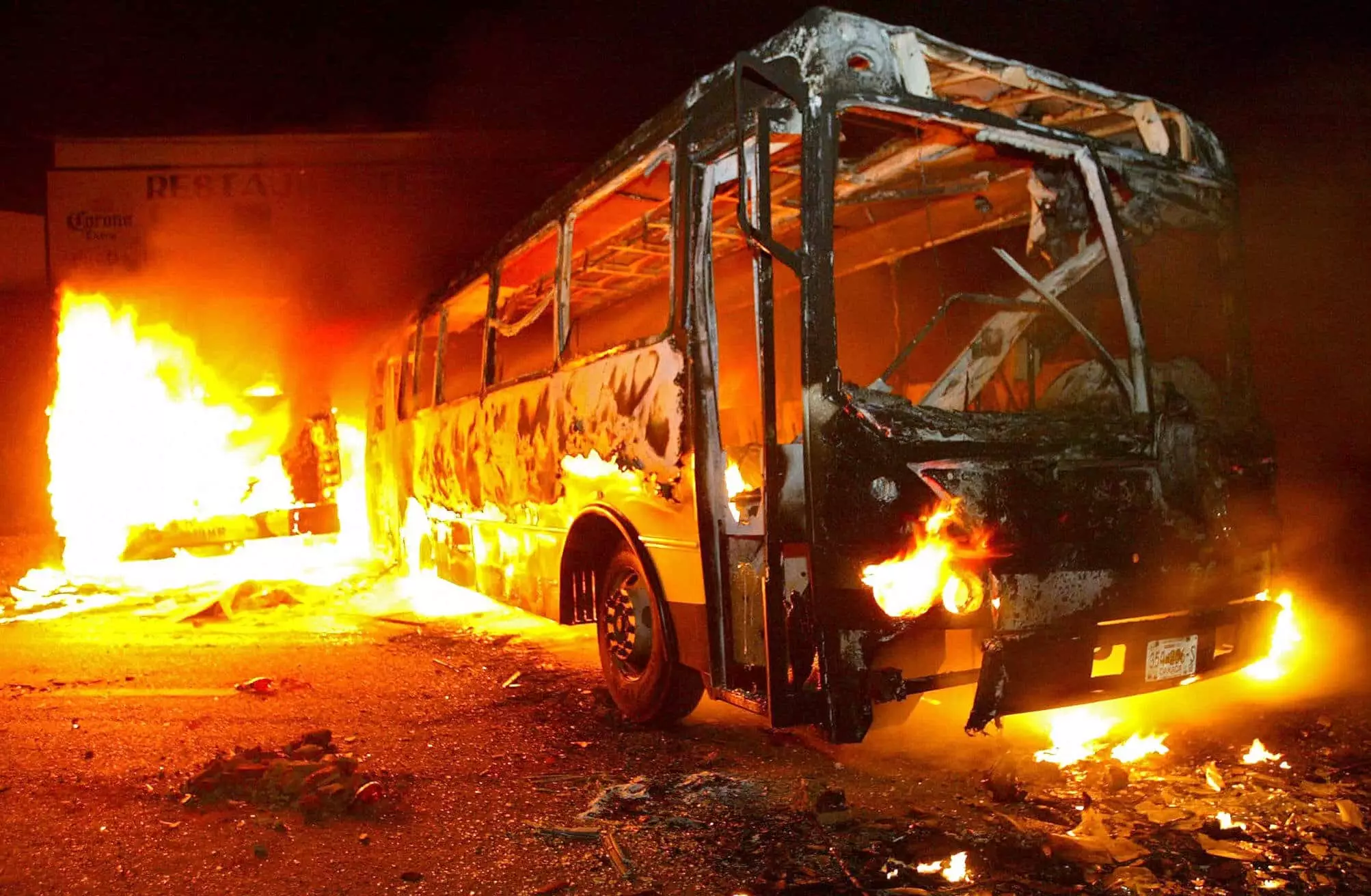 Bakıda sərnişin avtobusu yanıb