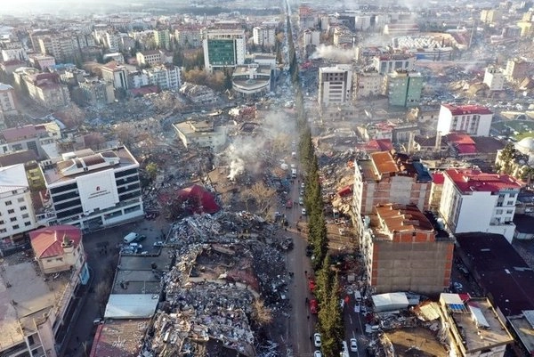 Xilasedicilərimiz 198 saatdan sonra dağıntılar altından 2 qardaşı sağ çıxarıb  - VİDEO