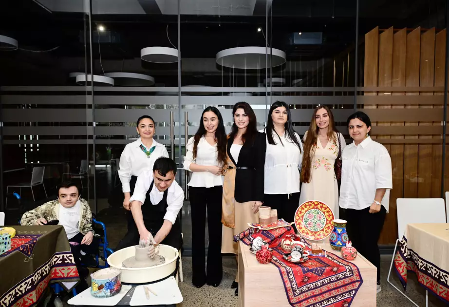 Leyla Əliyeva və Arzu Əliyeva həssas qruplara aid şəxslərin yaradıcılıq prosesi ilə tanış olublar