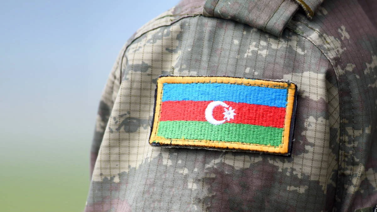 Zabitlərin dinc dövrdə həqiqi hərbi xidmət müddəti 6 ay azaldılır