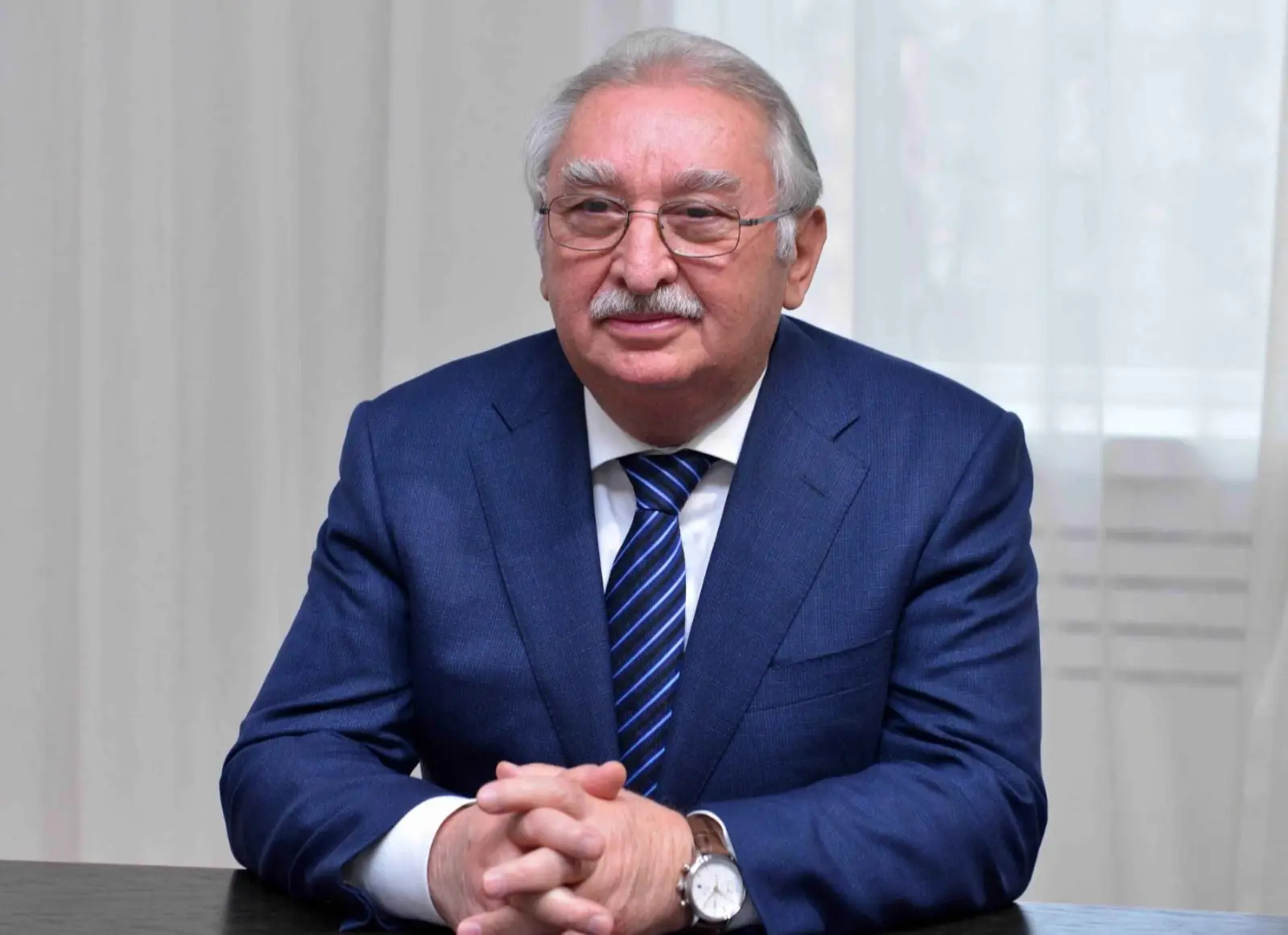 Rektor: “İşə çıxmıram, universiteti uşaqlar idarə edirlər”