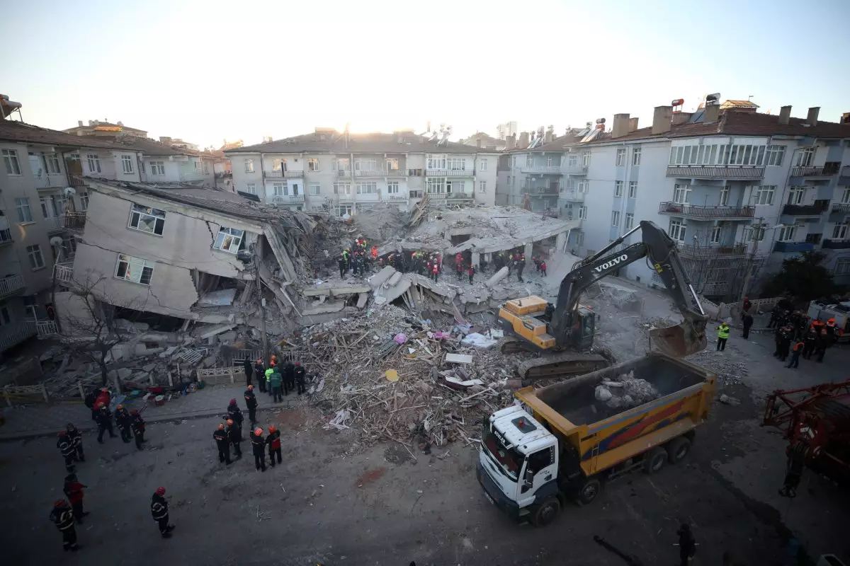 Türkiyədə zəlzələ nəticəsində ölənlərin sayı 48 minə çatıb - YENİLƏNİB