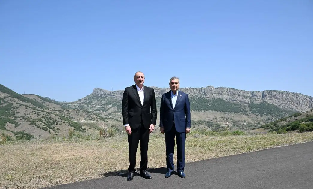 İlham Əliyev və Qurbanqulu Berdiməhəmmədov Şuşa rayonunun Daşaltı kəndinin fonunda şəkil çəkdiriblər