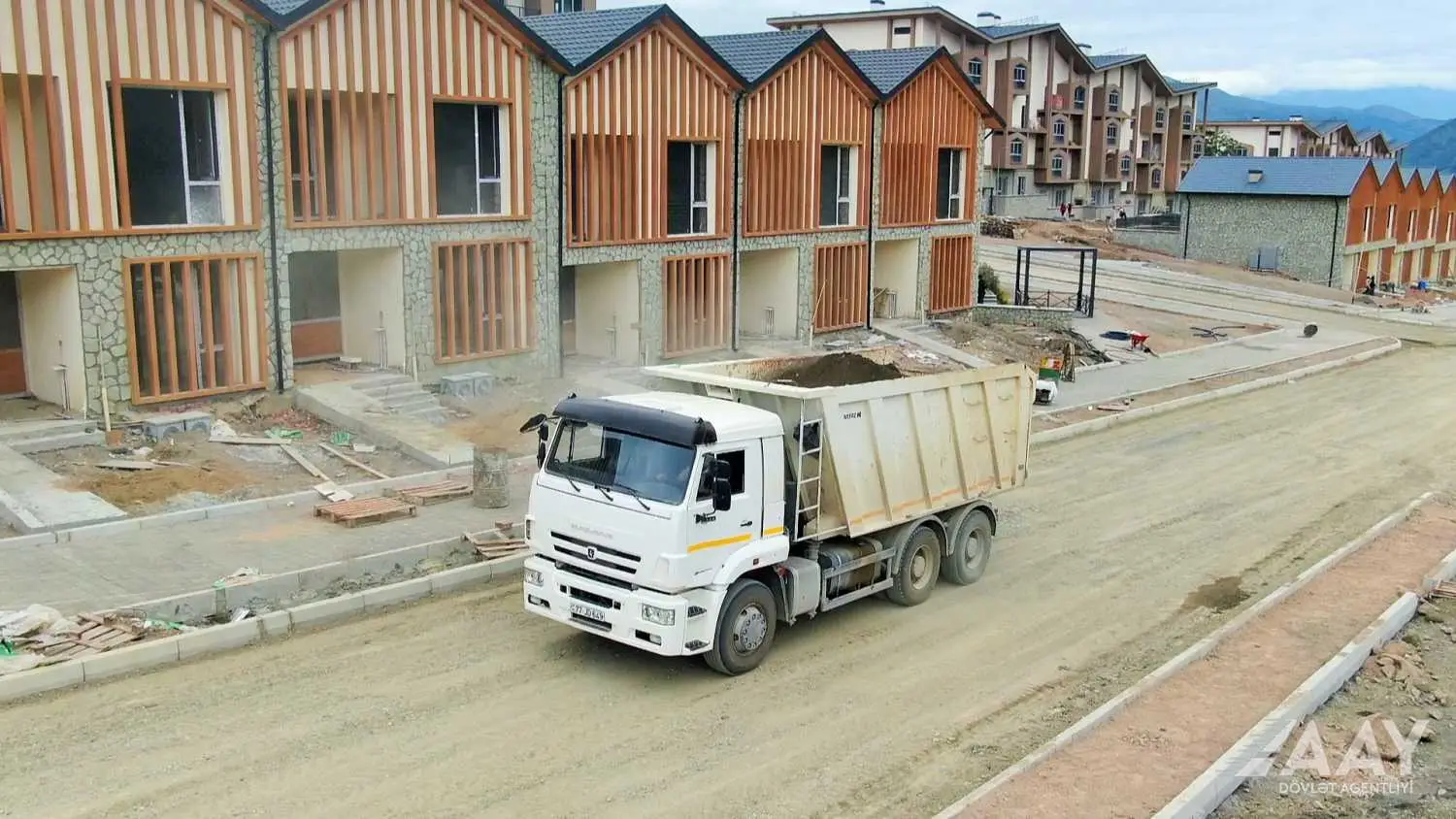 Kəlbəcərdə şəhərdaxili yollar yenidən qurulur - FOTO