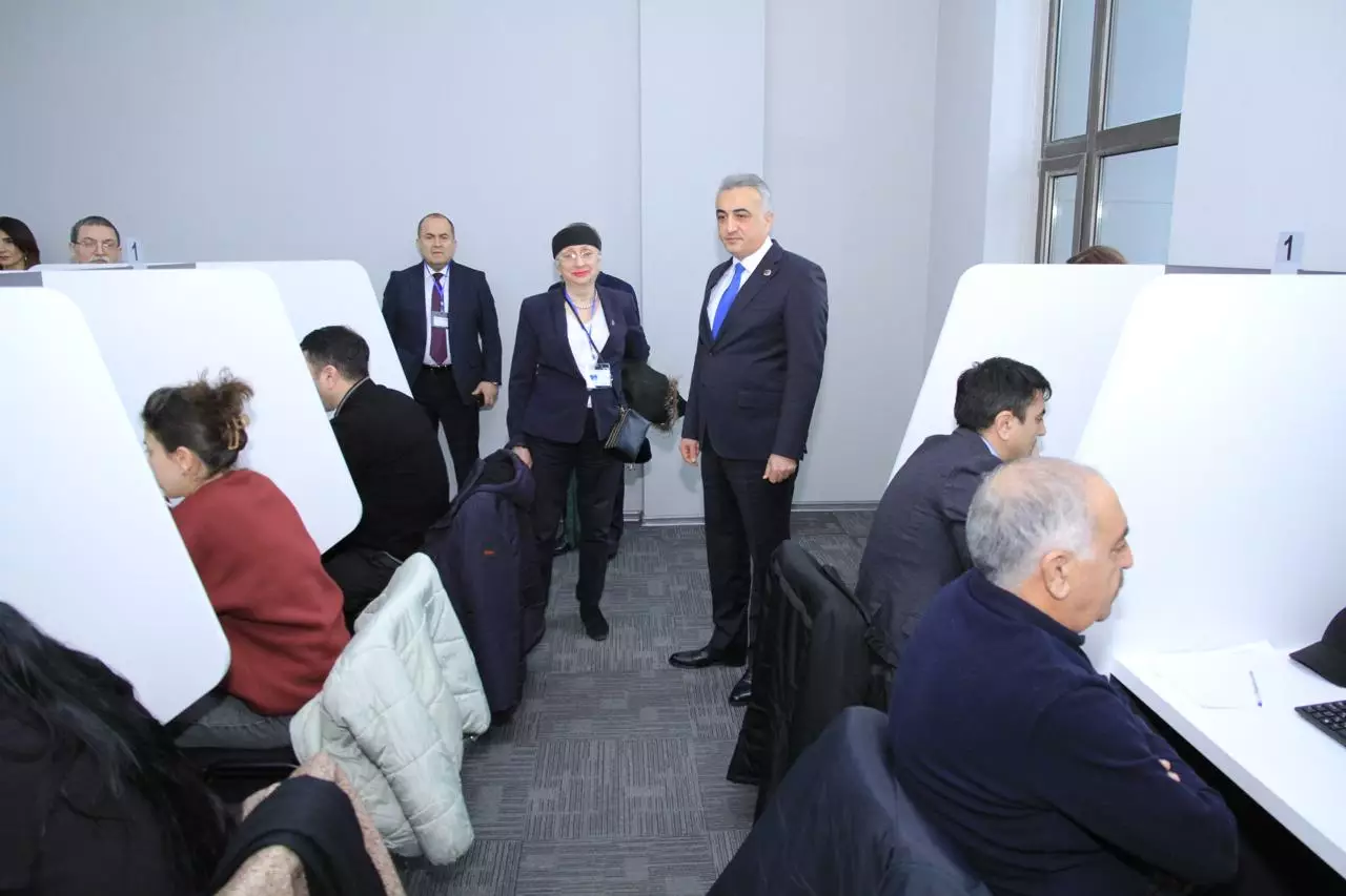 Vəkilliyə namizədlər üçün test imtahanı keçirilir - FOTO