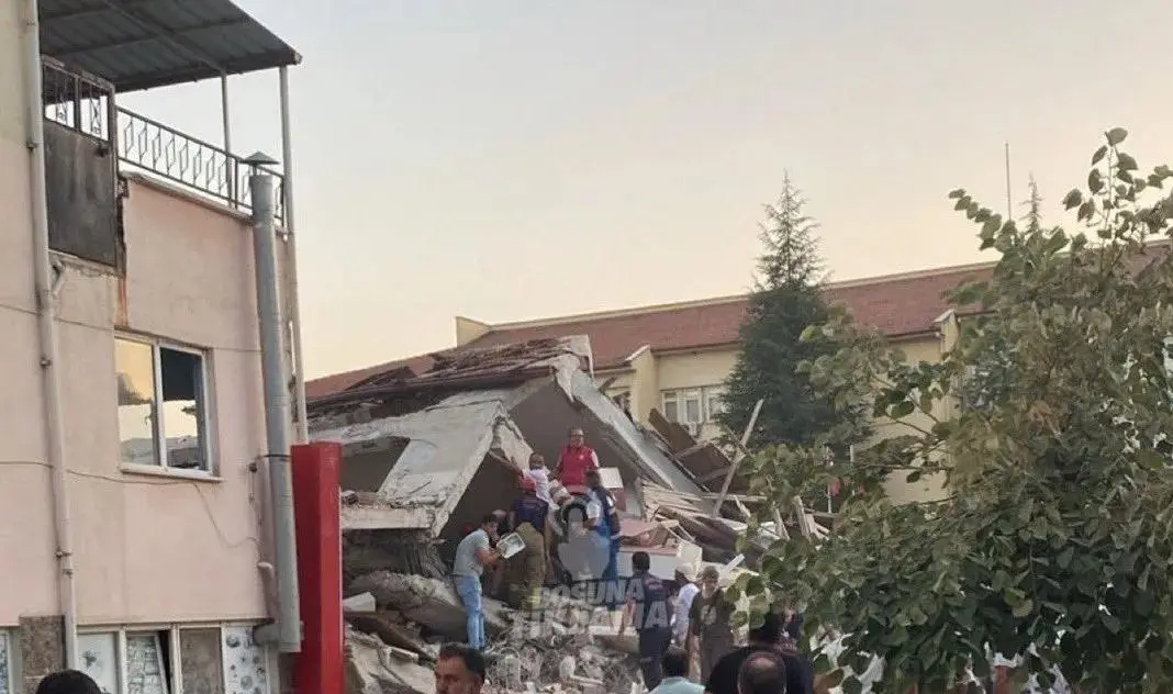 Türkiyədə zəlzələ nəticəsində çökən binanın altından 4 nəfər çıxarılıb