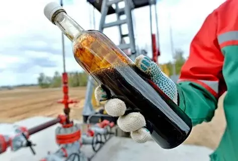 Qlobal neft təklifi sutkada 130 min barel artıb
