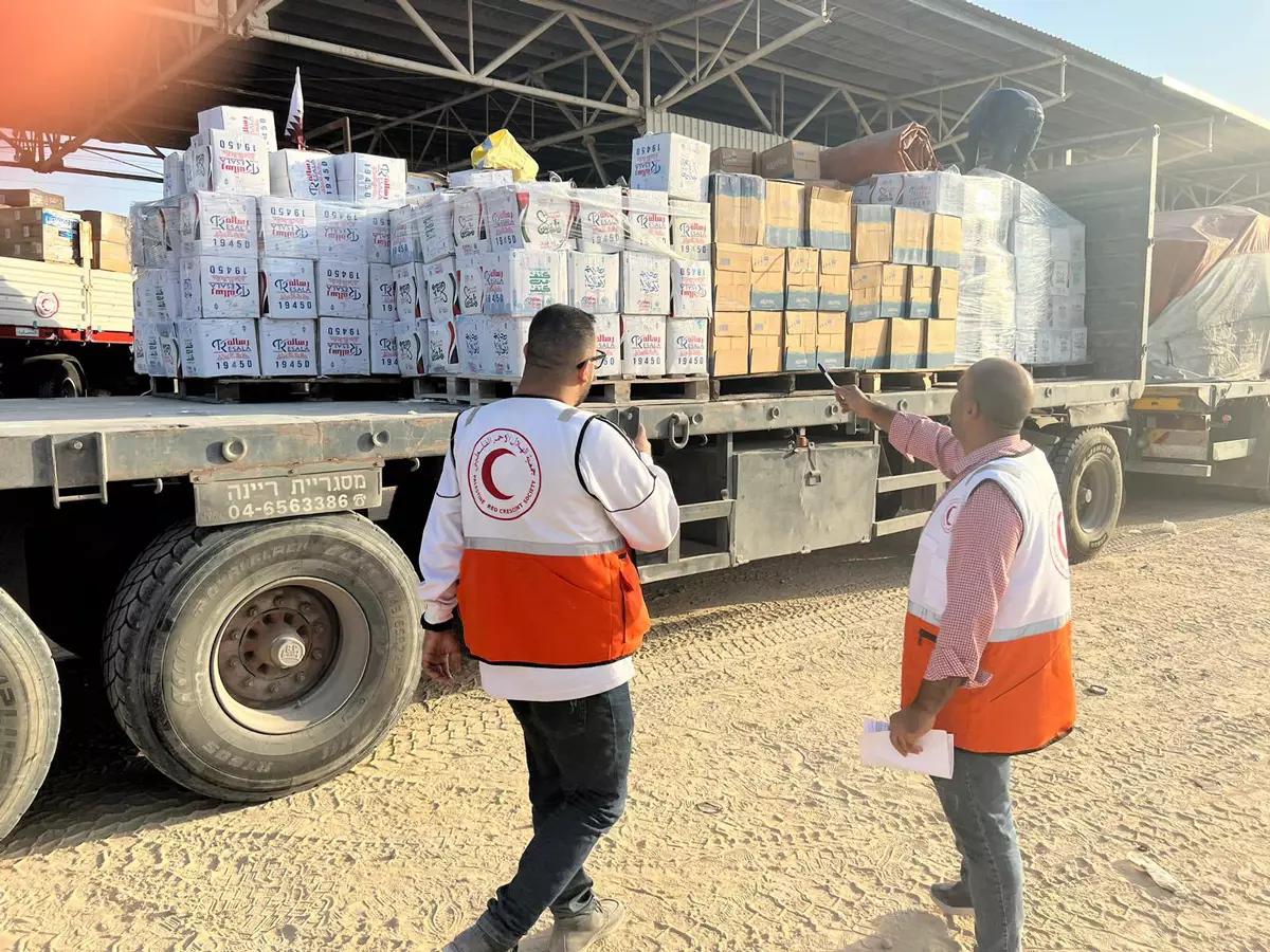 Qəzzaya humanitar yardım daşıyan 900-dən çox yük maşını çatıb