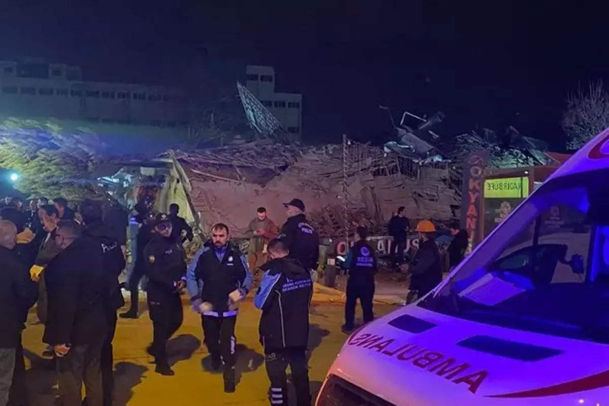 Türkiyədə bina çöküb, 5 nəfər dağıntılar altında qalıb -  VİDEO