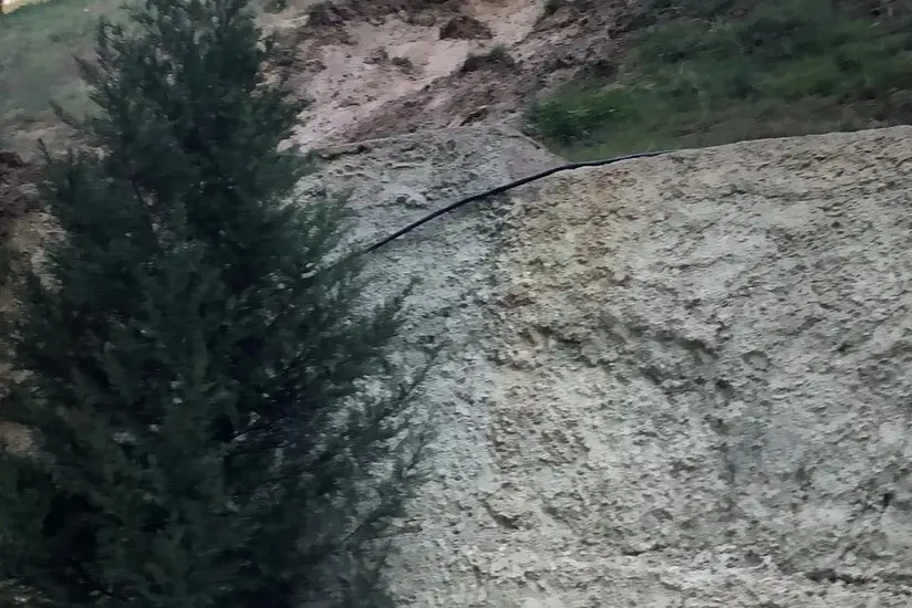 Əhmədlidəki sürüşmə hadisəsindən sonra yamacda yeni çatlar aşkarlanıb - FOTO