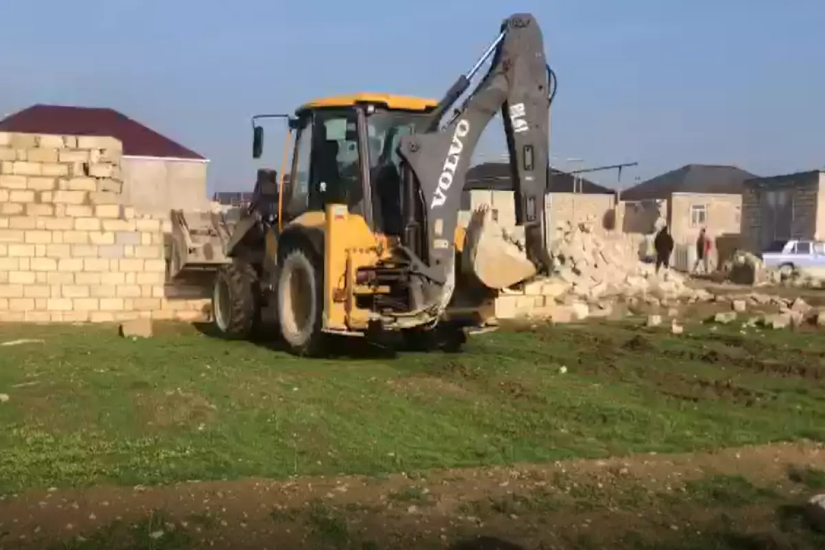Binə qəsəbəsində qanunsuz tikililər sökülüb - VİDEO