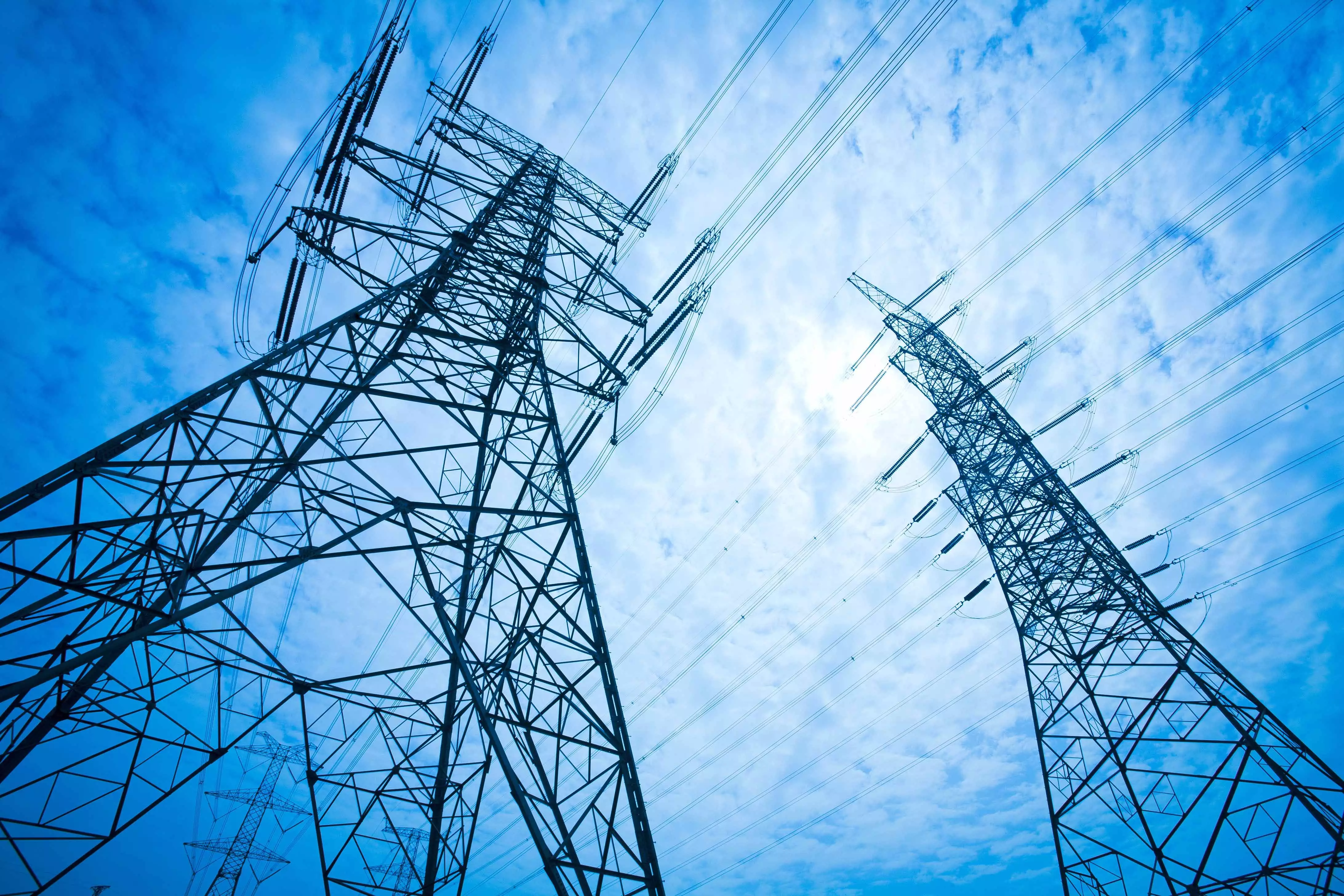 Azərbaycanın elektrik enerjisi ixracından gəliri 77%-dək azaldı