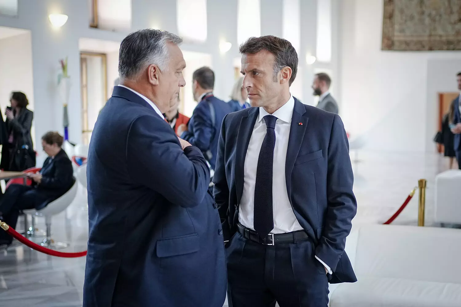 Makron Orbanın fikrini dəyişdirmək üçün görüşə dəvət edib