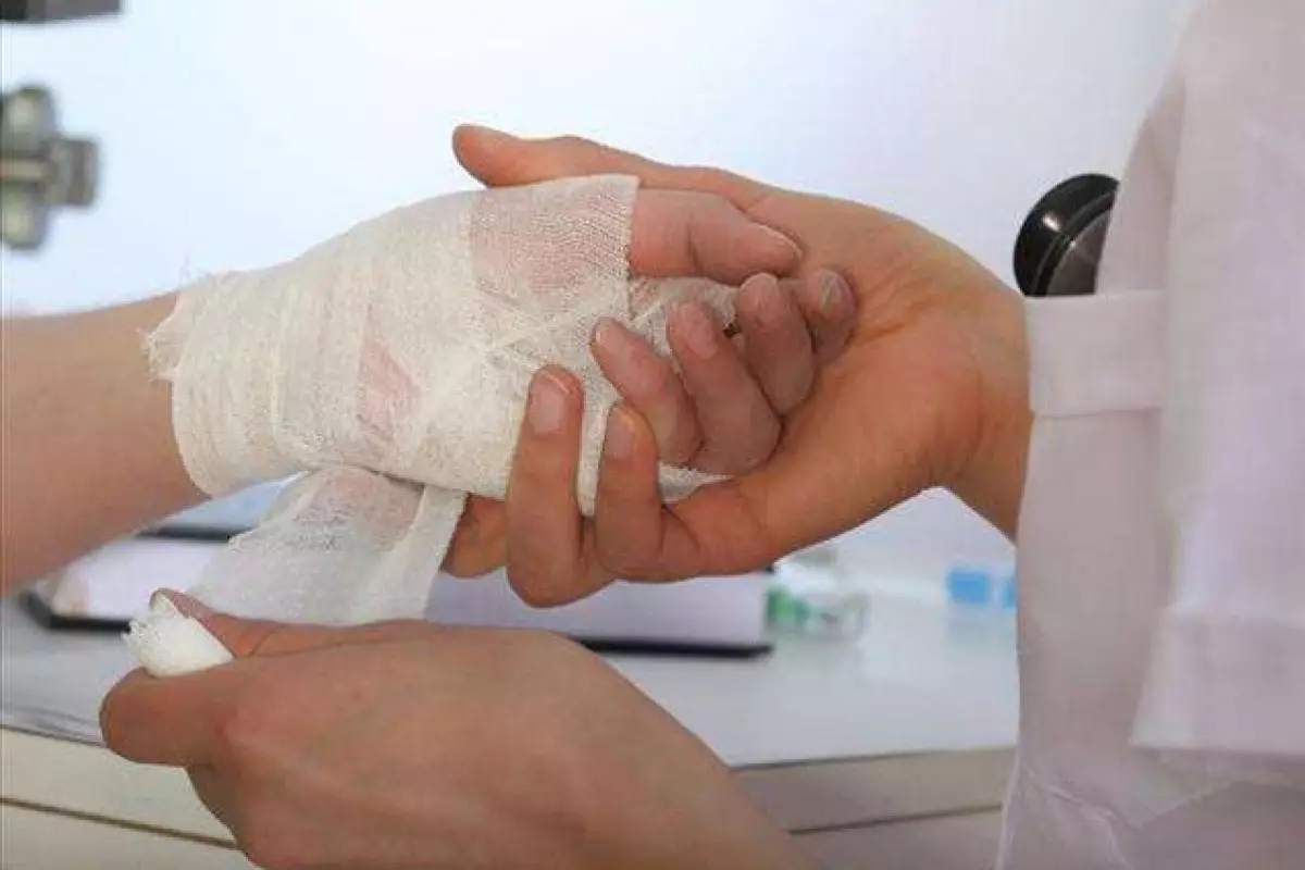 Gəncədə qonşusuna əsəbləşən qadın özünə kəsici alətlə xəsarət yetirib