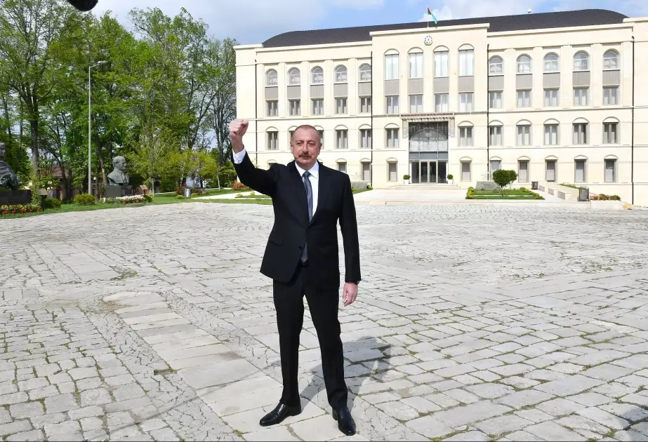 Prezident: Heydər Əliyev bütün dövrlərdə doğma xalqına sədaqətlə xidmət etmişdir