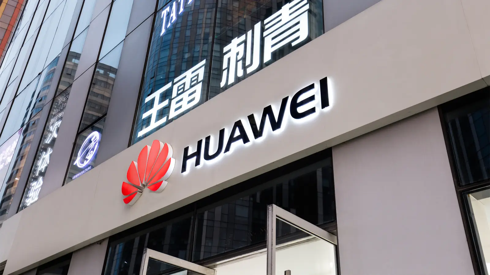 "Huawei"nin xalis mənfəəti 32% azaldı