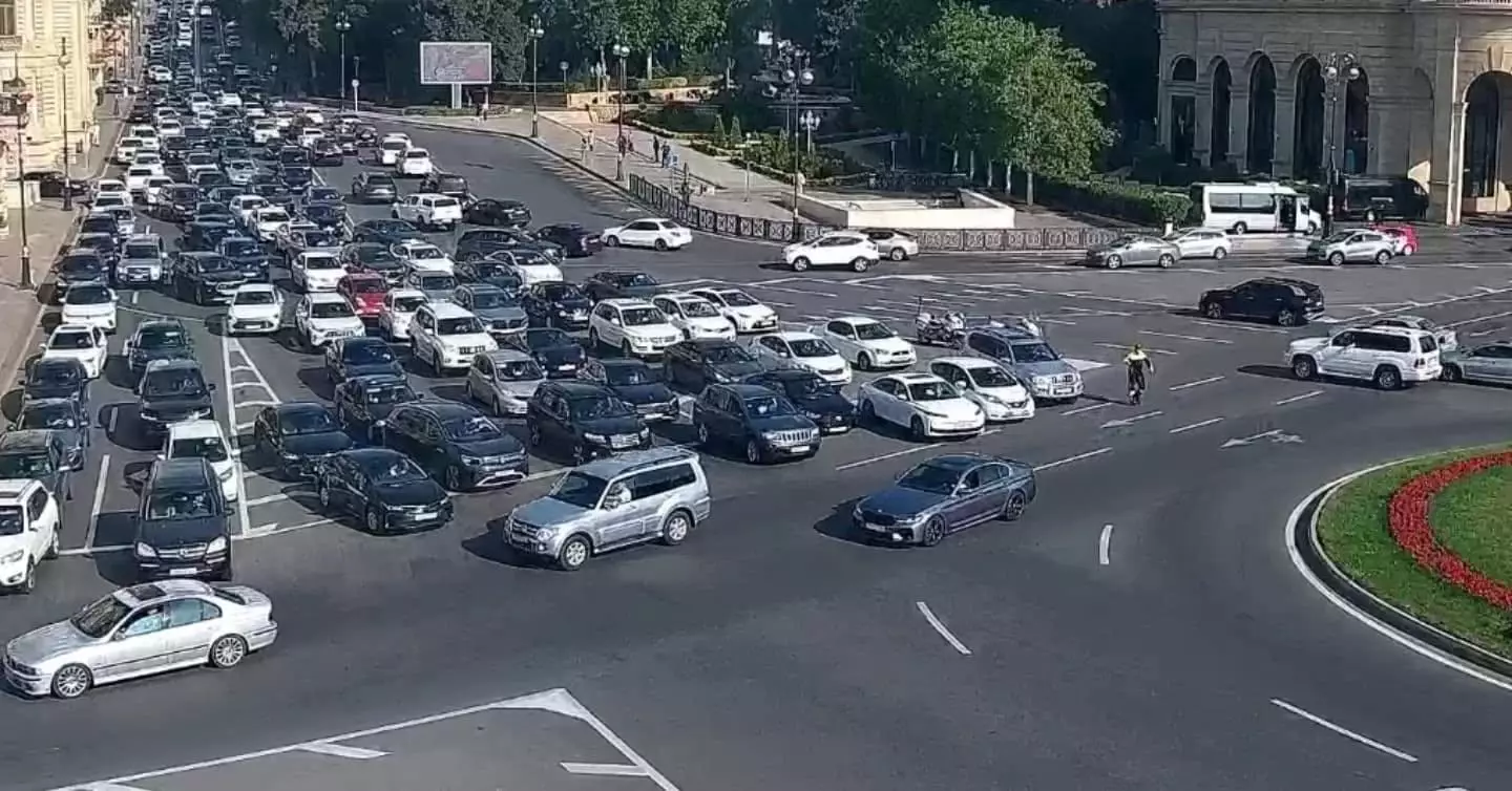 Bakının bir sıra yollarında nəqliyyatın sıxlığı yaranıb - SİYAHI